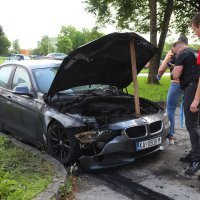 Ispred stambene zgrade izgorio BMW