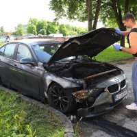 Ispred stambene zgrade izgorio BMW