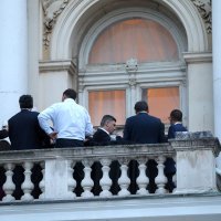 Zoran Milanović na domjenku na balkonu riječkog kazališta