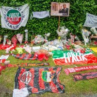 Ljudi se opraštaju od Berlusconija ispred njegove Ville San Martino