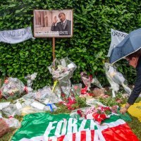 Ljudi se opraštaju od Berlusconija ispred njegove Ville San Martino