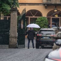 Ljudi se opraštaju od Berlusconija ispred njegove Ville San Martino