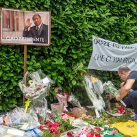 Ljudi se opraštaju od Berlusconija ispred njegove Ville San Martino