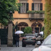 Ljudi se opraštaju od Berlusconija ispred njegove Ville San Martino