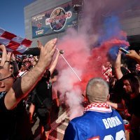 Hrvatski navijači kod stadiona