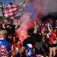 Hrvatski navijači kod stadiona