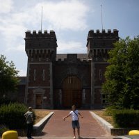 Naš novinar pred starim ulazom u zatvor u Scheveningenu