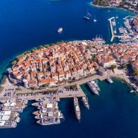 Pogled na grad Korčulu iz zraka