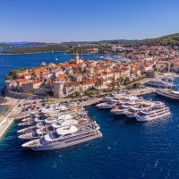 Pogled na grad Korčulu iz zraka