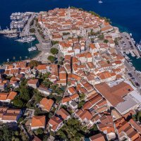 Pogled na grad Korčulu iz zraka