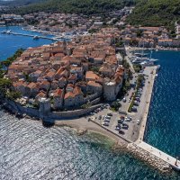 Pogled na grad Korčulu iz zraka