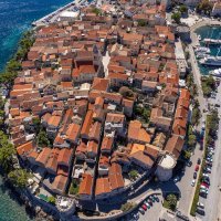 Pogled na grad Korčulu iz zraka