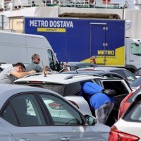 Počele su gužve u trajektnoj luci Gaženica