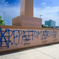 Išarani spomenik ispred Muzeja suvremene umjetnosti