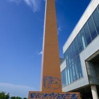 Išarani spomenik ispred Muzeja suvremene umjetnosti