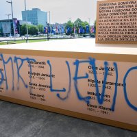 Išarani spomenik ispred Muzeja suvremene umjetnosti