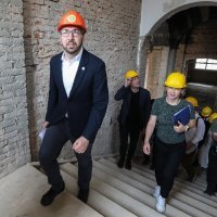 Tomašević i zamjenici obišli radove na obnovi Prve ekonomske škole