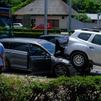 Autobus pokupio nekoliko automobila na križanju Heinzelove i Vukovarske