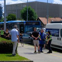 Autobus pokupio nekoliko automobila na križanju Heinzelove i Vukovarske