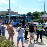 Autobus pokupio nekoliko automobila na križanju Heinzelove i Vukovarske