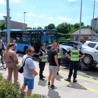 Autobus pokupio nekoliko automobila na križanju Heinzelove i Vukovarske