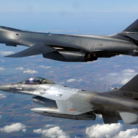 Rumunjski F-16 prati američki bombarder B-1B Lancer