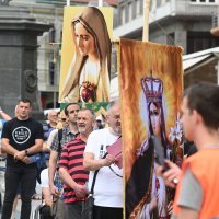 Muškarci klečali i molili na Trgu bana Jelačića