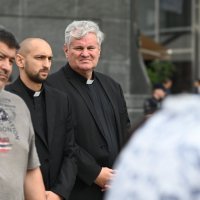 Muškarci klečali i molili na Trgu bana Jelačića