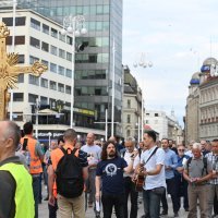 Muškarci klečali i molili na Trgu bana Jelačića