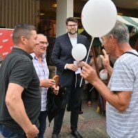 Peđa Grbin i SDP u Jastrebarskom dijelili promotivne materijale za besplatne vrtiće