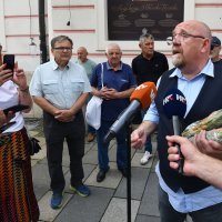 Drele dijelio grincajg na prosvjedu protiv obrane od tuče