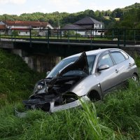 Nalet putničkog vlaka na automobil