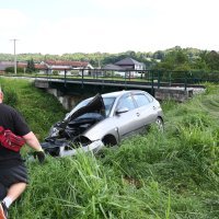 Nalet putničkog vlaka na automobil