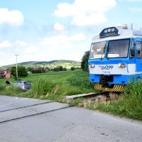 Nalet putničkog vlaka na automobil