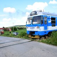 Nalet putničkog vlaka na automobil