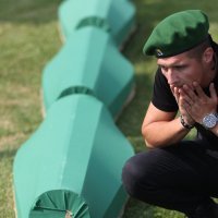 Obitelji obilaze posmrtne ostatke žrtava genocida prije sahrane u Srebrenici