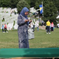 Obitelji obilaze posmrtne ostatke žrtava genocida prije sahrane u Srebrenici