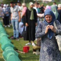 Obitelji obilaze posmrtne ostatke žrtava genocida prije sahrane u Srebrenici