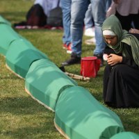 Obitelji obilaze posmrtne ostatke žrtava genocida prije sahrane u Srebrenici