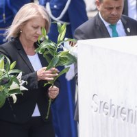Brojni uzvanici poklonili se žrtvama genocida u Srebrenici
