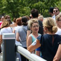 Pravosudni službenici pred zgradom NSK