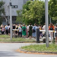 Pravosudni službenici pred zgradom NSK