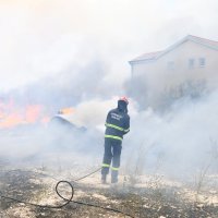 Jak vjetar otežava gašenje požara koji je planuo kod Grebaštice, kanaderi i air tractori u akciji, evakuiraju se kuće