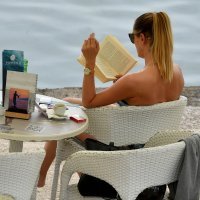 Turisti uživaju na plaži Slatina u Opatiji