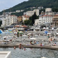 Turisti uživaju na plaži Slatina u Opatiji