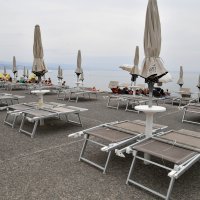 Turisti uživaju na plaži Slatina u Opatiji