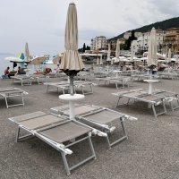 Turisti uživaju na plaži Slatina u Opatiji