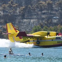 Piloti kanadera spretnim manevrima oduševljavali kupače u Grebaštici