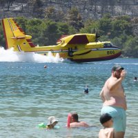 Piloti kanadera spretnim manevrima oduševljavali kupače u Grebaštici