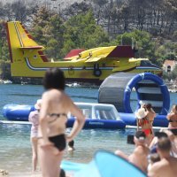 Piloti kanadera spretnim manevrima oduševljavali kupače u Grebaštici